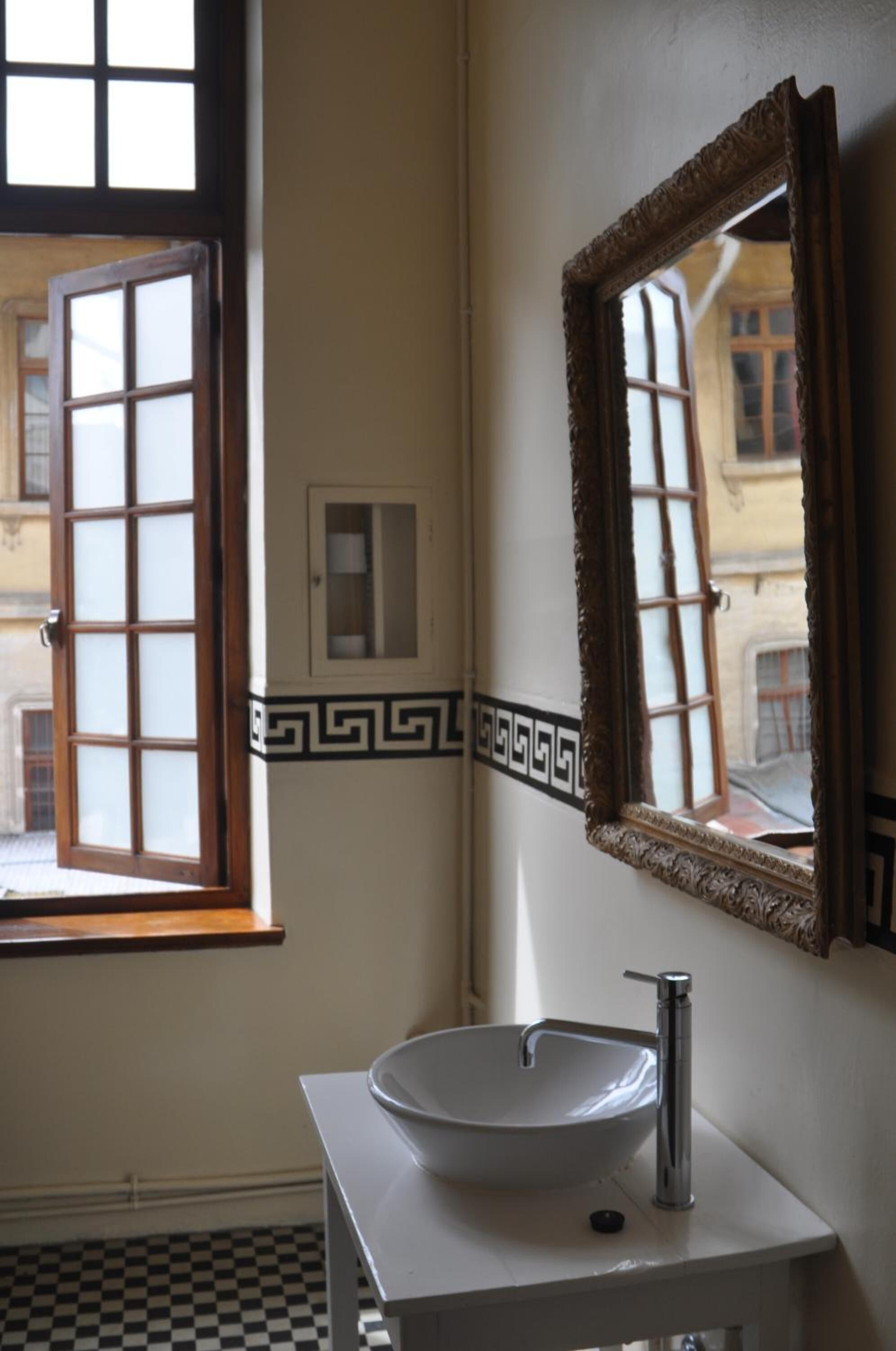 shower, rainfall showerhead, free toiletries, hair dryer