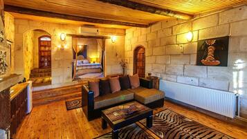Une pièce chaleureuse avec un plancher en bois, un canapé, une table basse et un tapis à motifs zébrés.