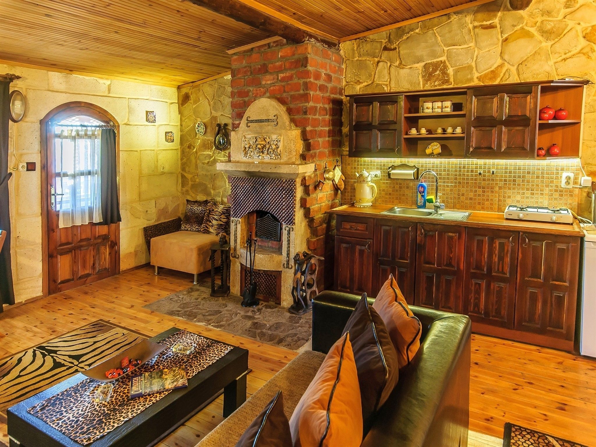 Una sala de estar acogedora con chimenea, un sofá y una mesa de centro.