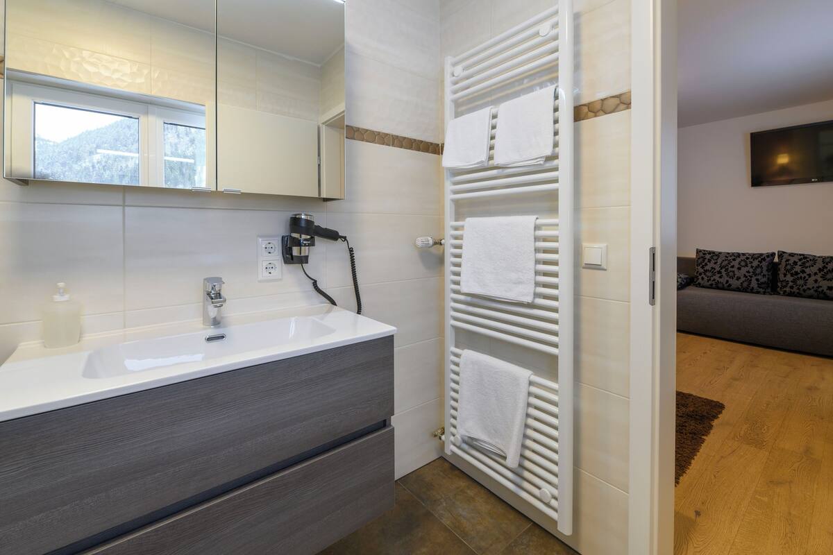 comfort double room, private bathroom | bathroom | shower, hair dryer, towels
