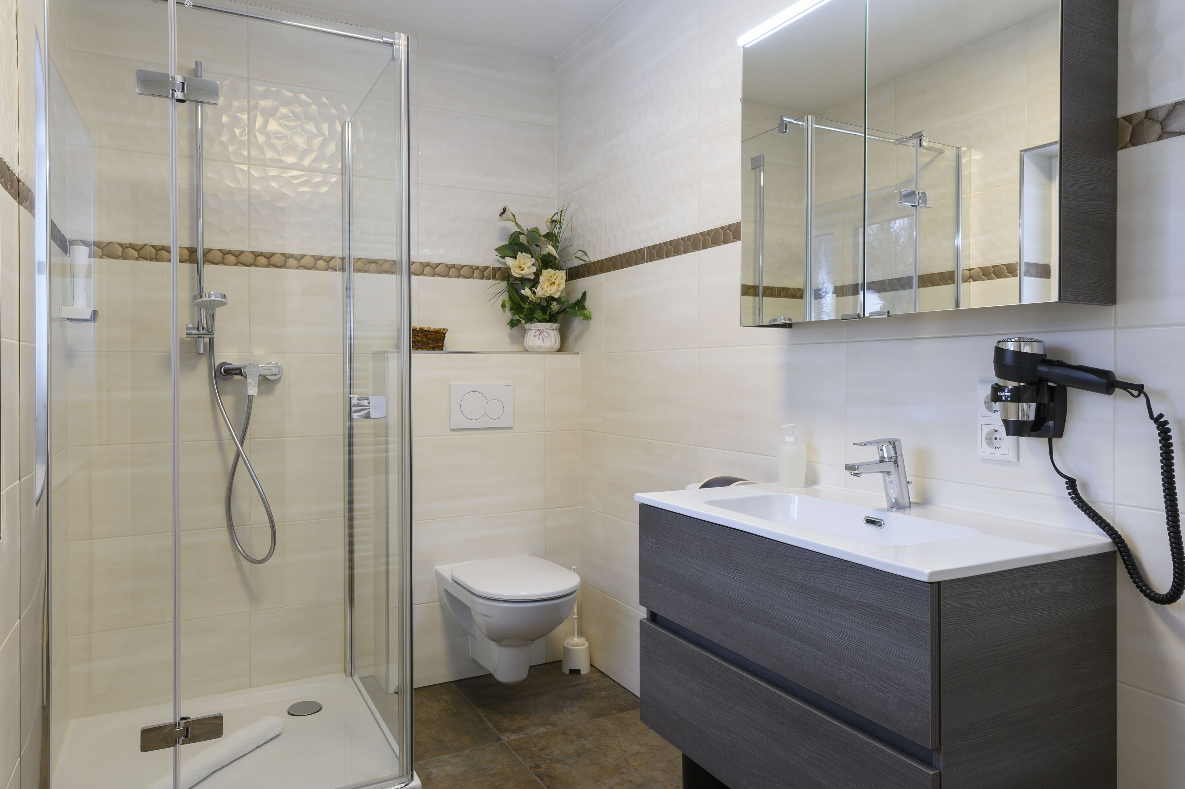 comfort double room, private bathroom | bathroom | shower, hair dryer, towels