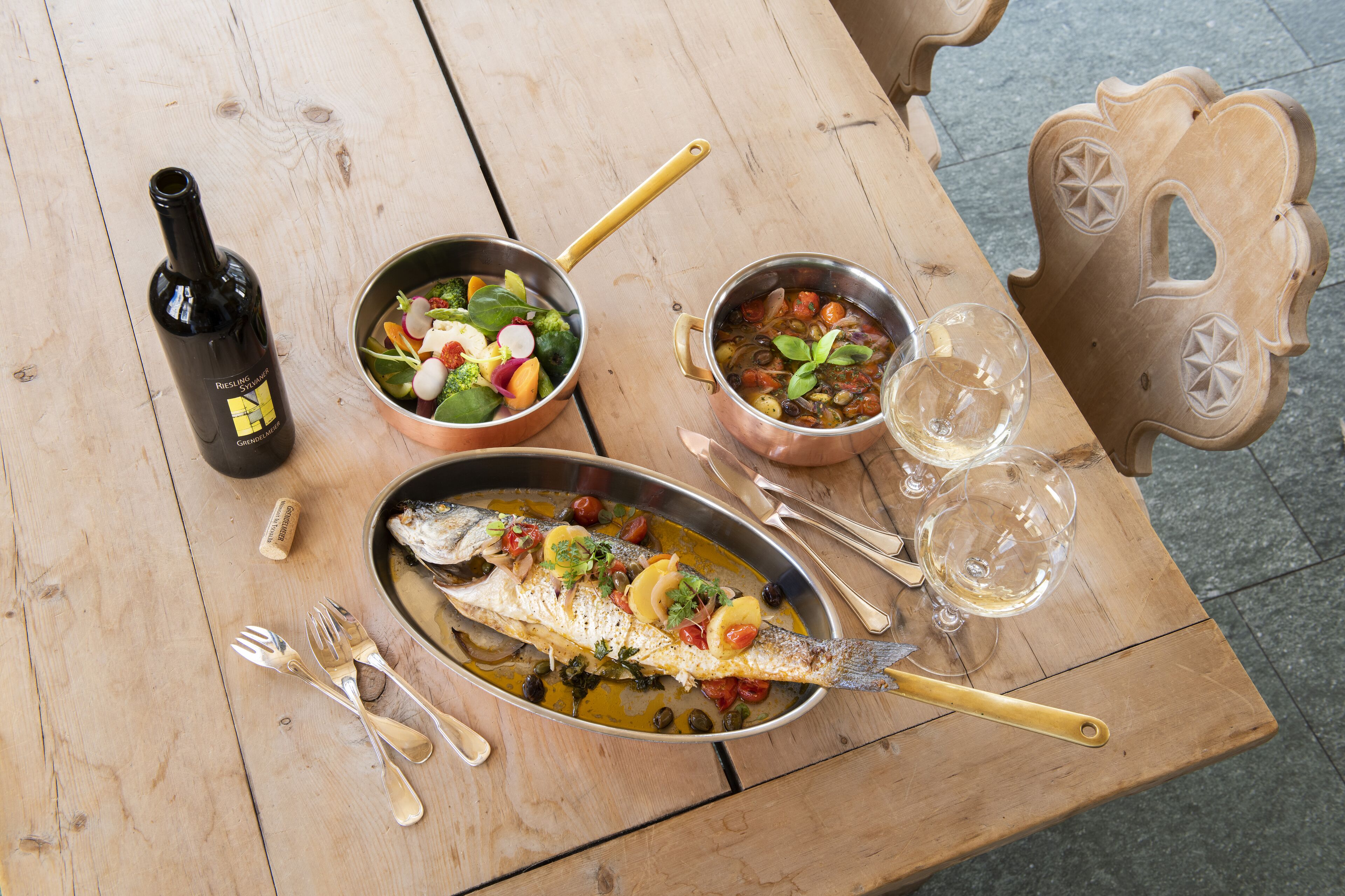 2 restaurants, breakfast, lunch, dinner served; local cuisine