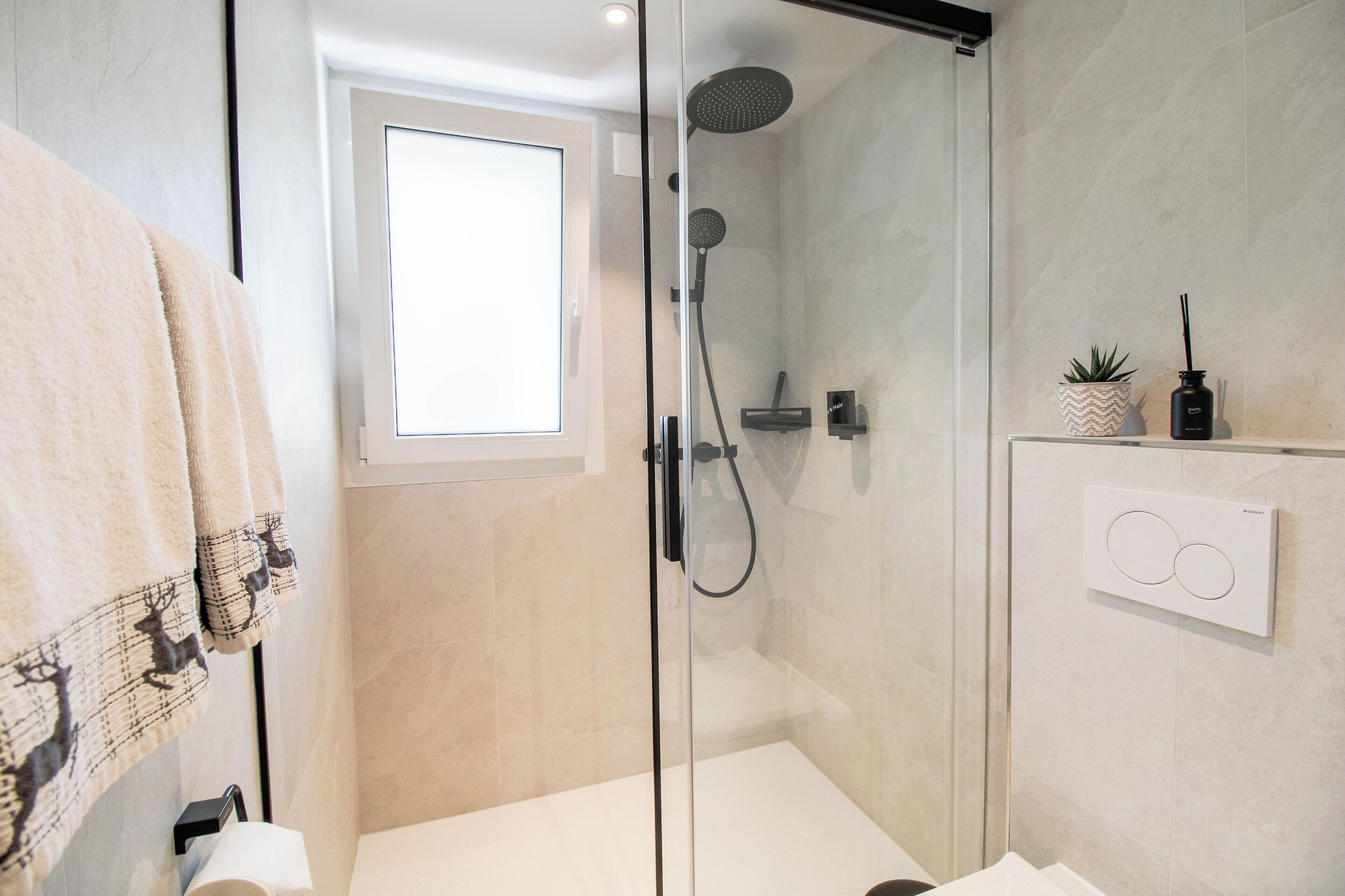 bathtub, deep-soaking bathtub, free toiletries, hair dryer