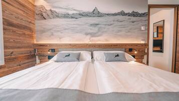 1 bedroom, premium bedding, in-room safe, desk