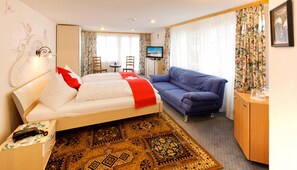 标准双人房 | 高档床上用品、迷你吧、客房内保险箱、婴儿床