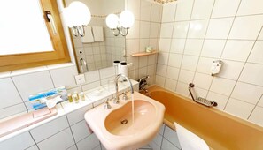 高级双人房 | 浴室 | 免费洗浴用品、吹风机、毛巾
