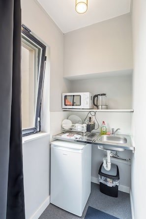 Basic Triple Room | Private kitchen | Fridge, microwave, electric kettle