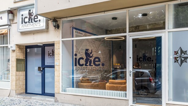 A building with a sign for 'Ice Apartments'. - Icke Apartments (Berlin)
