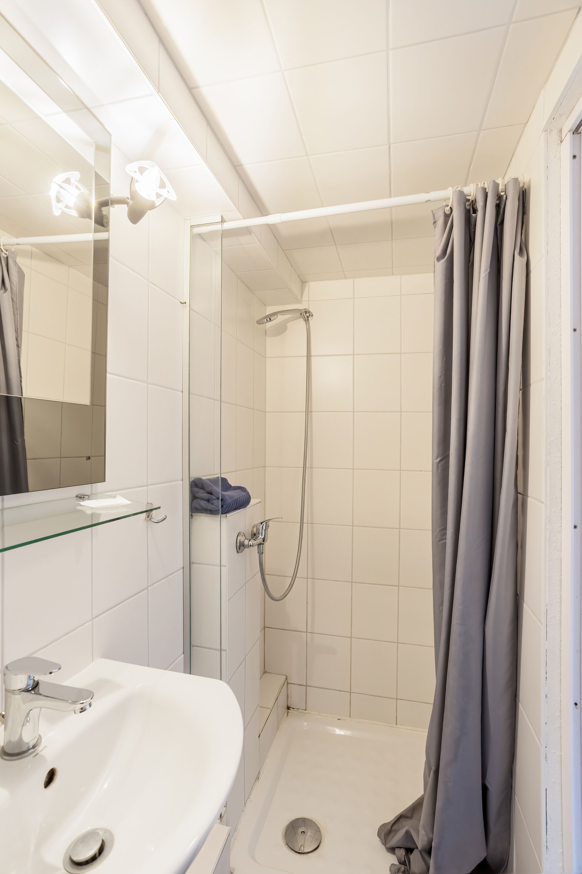 Chambre Simple | Salle de bain | Serviettes fournies