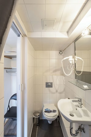 Basic Single Room | Bathroom