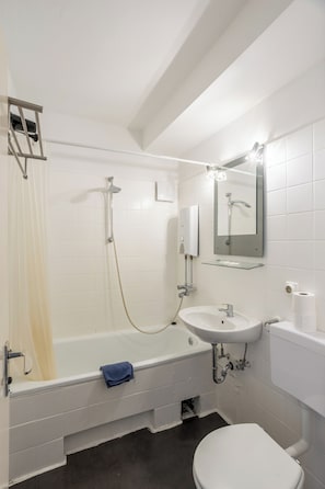 Basic Triple Room | Bathroom | Towels