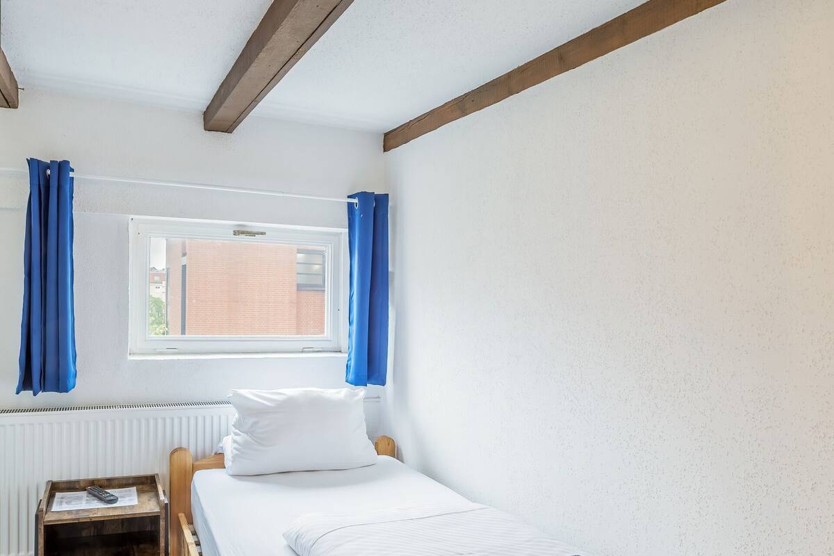 Basic Single Room | WiFi (free), individually decorated, individually furnished, bed sheets