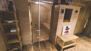 Un baño moderno con cabina de ducha de vidrio, estantes de madera y un pequeño banco de madera.