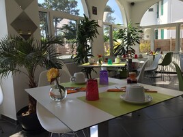 Daily continental breakfast (EUR 16 per person)