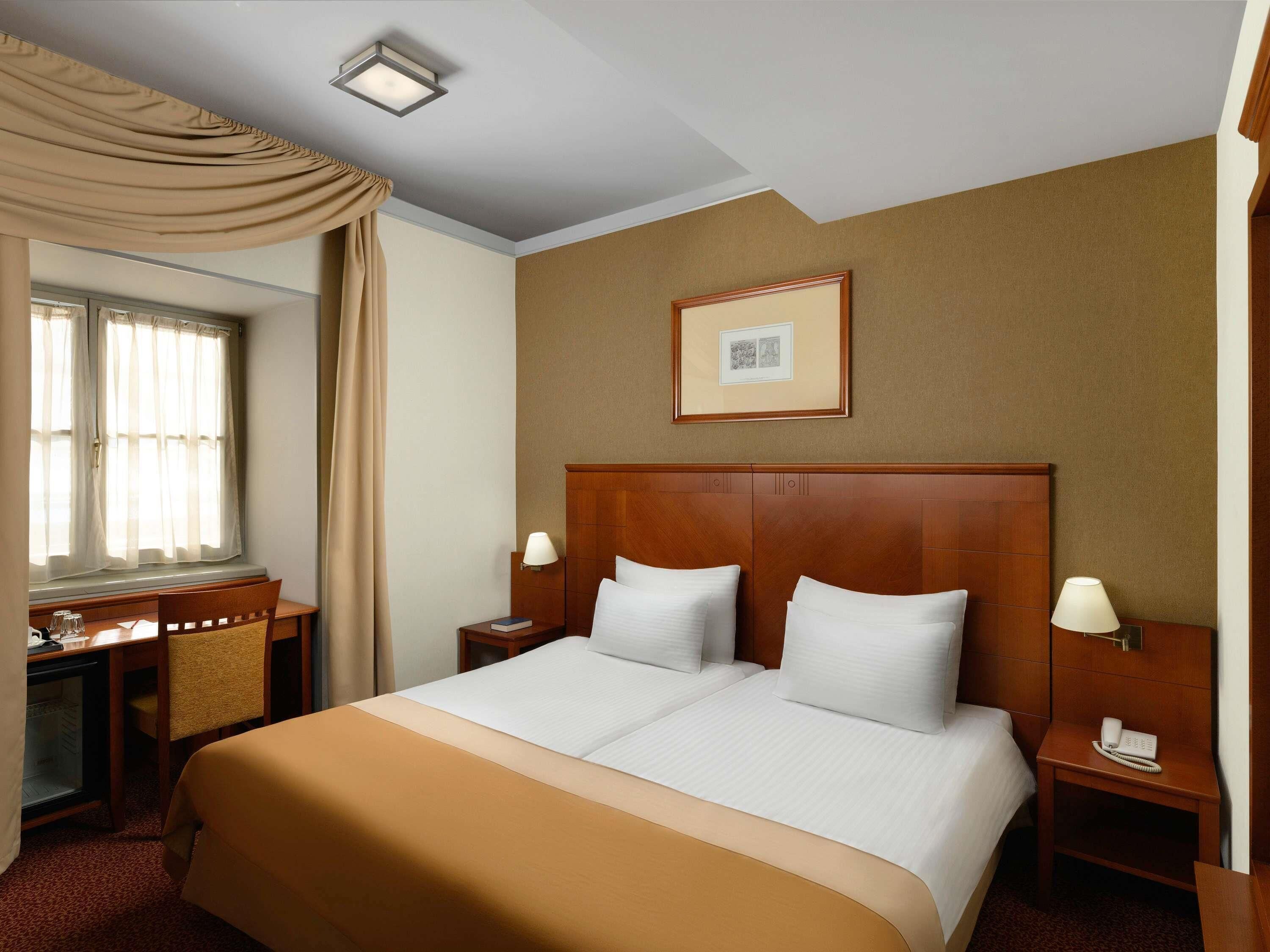 Habitación clásica, 1 cama doble | Caja fuerte, escritorio, espacio para trabajar con un portátil