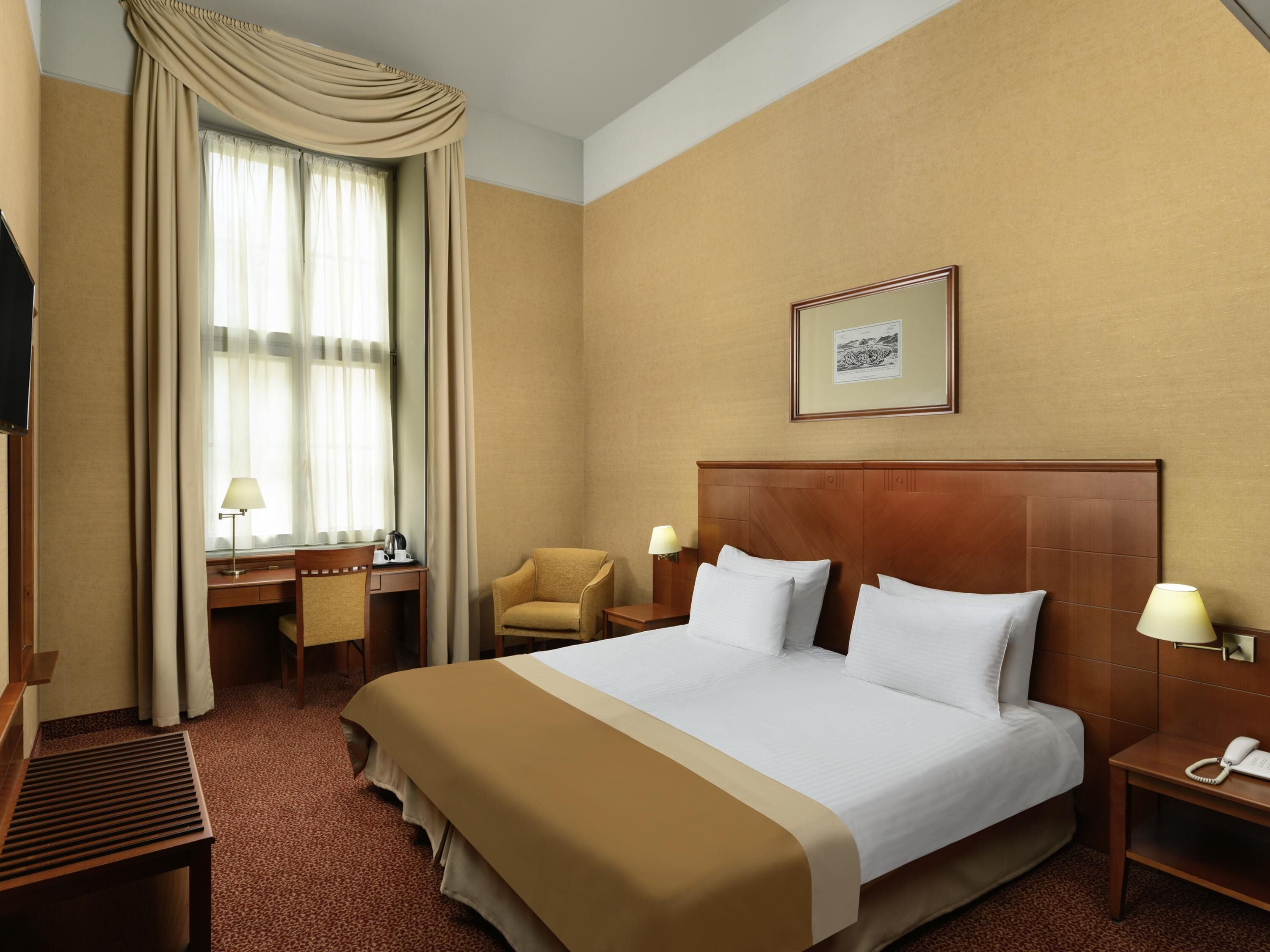 Habitación superior, 1 cama doble | Caja fuerte, escritorio, espacio para trabajar con un portátil