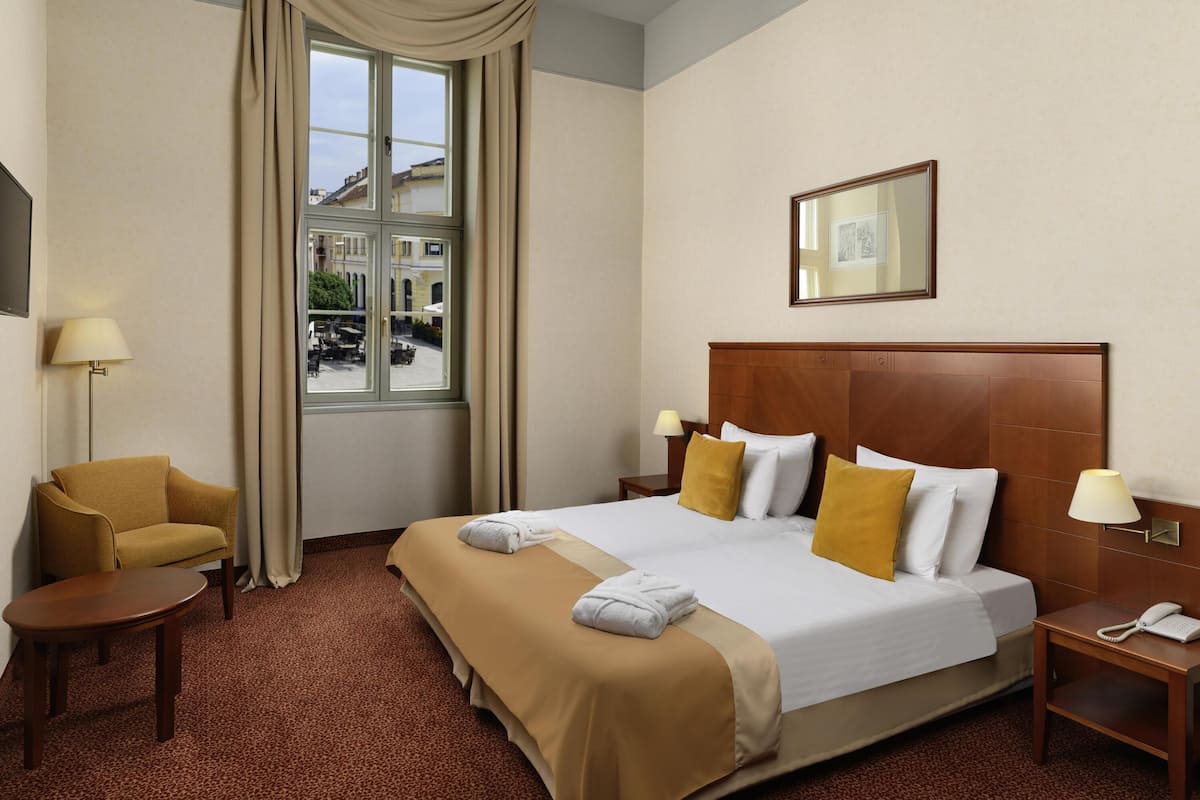 Privilege, Kamer, 2 eenpersoonsbedden | Een kluis op de kamer, een bureau, een laptopwerkplek