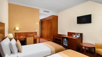 Quarto superior, 2 camas de solteiro | Cofres nos quartos, escrivaninha, espaço de trabalho para notebook