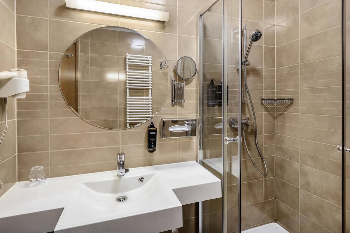 Peti besi dalam bilik, meja, ruang kerja komputer riba