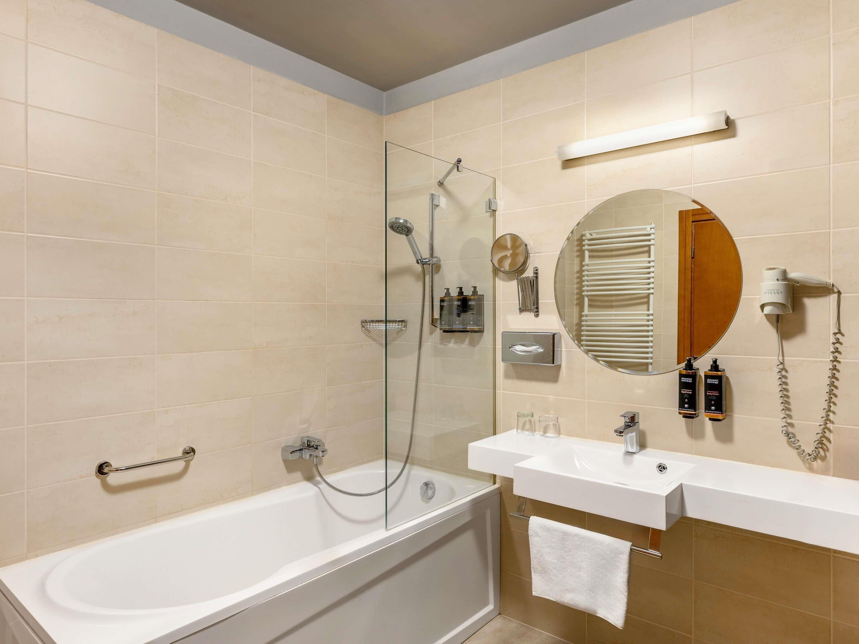 Caja fuerte, escritorio, espacio para trabajar con un portátil