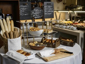 Daily buffet breakfast for a fee - Mercure Szekesfehervar Magyar Kiraly (Szekesfehervar)