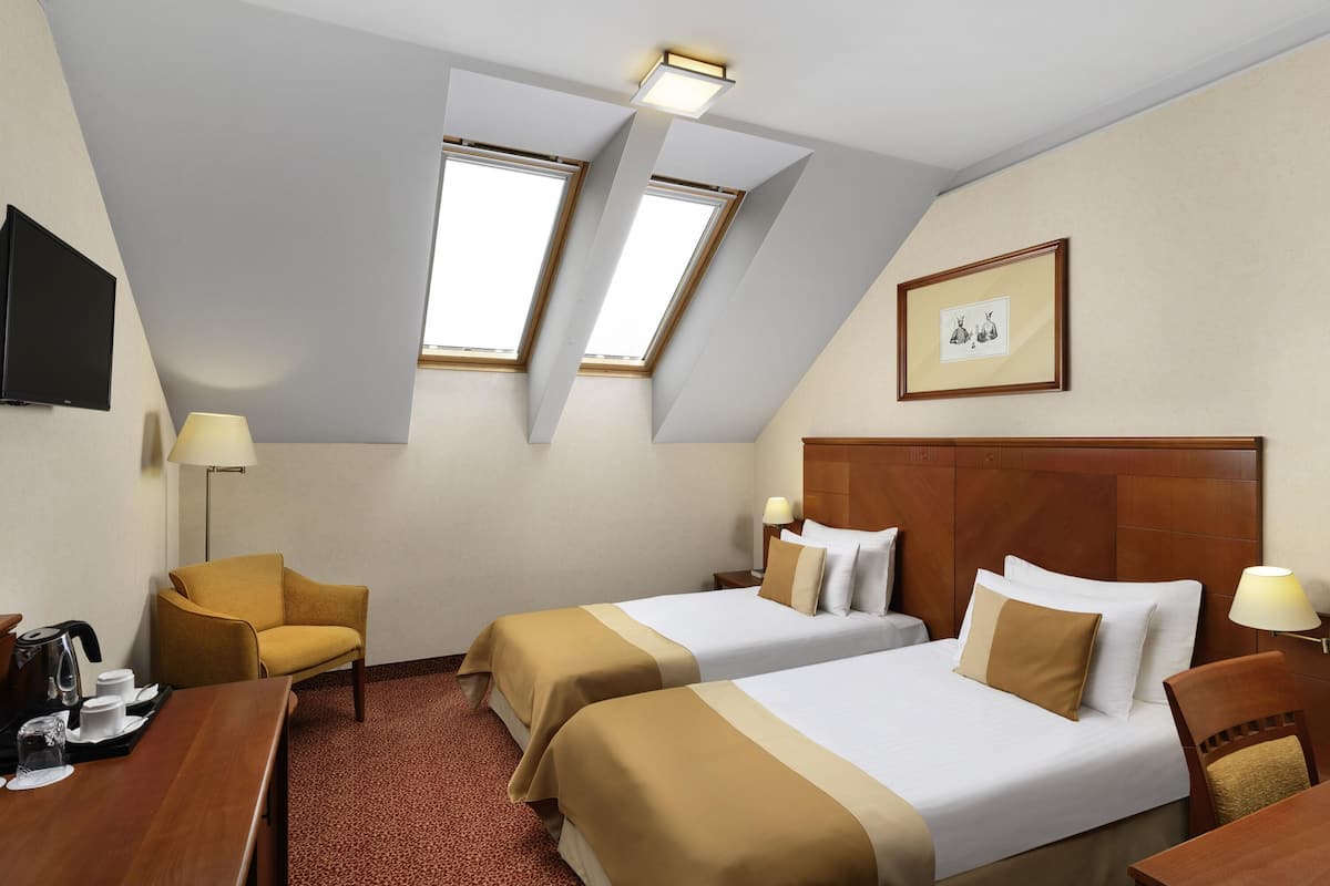 Superior kamer, 2 eenpersoonsbedden | Een kluis op de kamer, een bureau, een laptopwerkplek