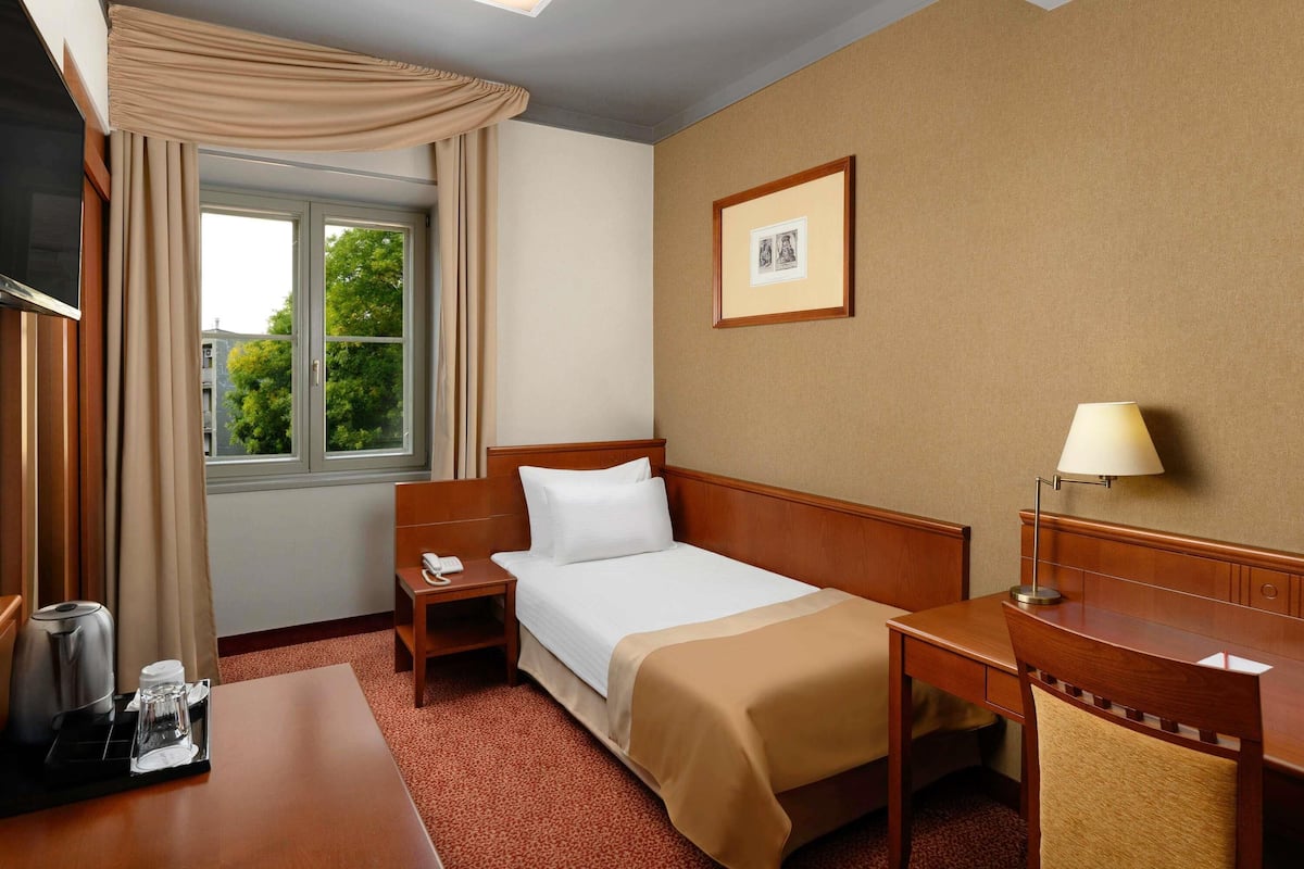 Caja de seguridad en la habitación y escritorio