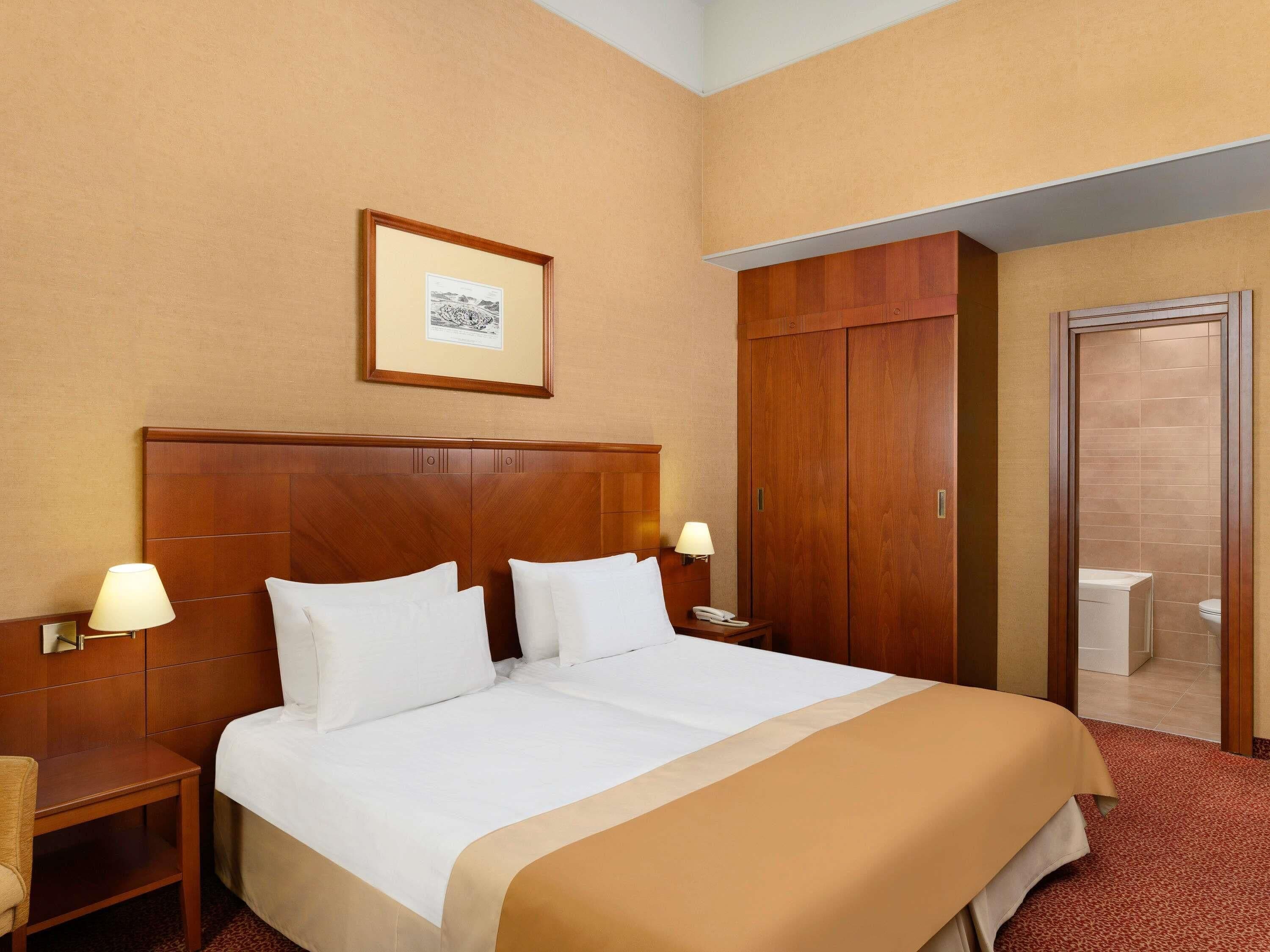 Superior-huone, 1 parisänky | Tallelokero huoneessa, työpöytä