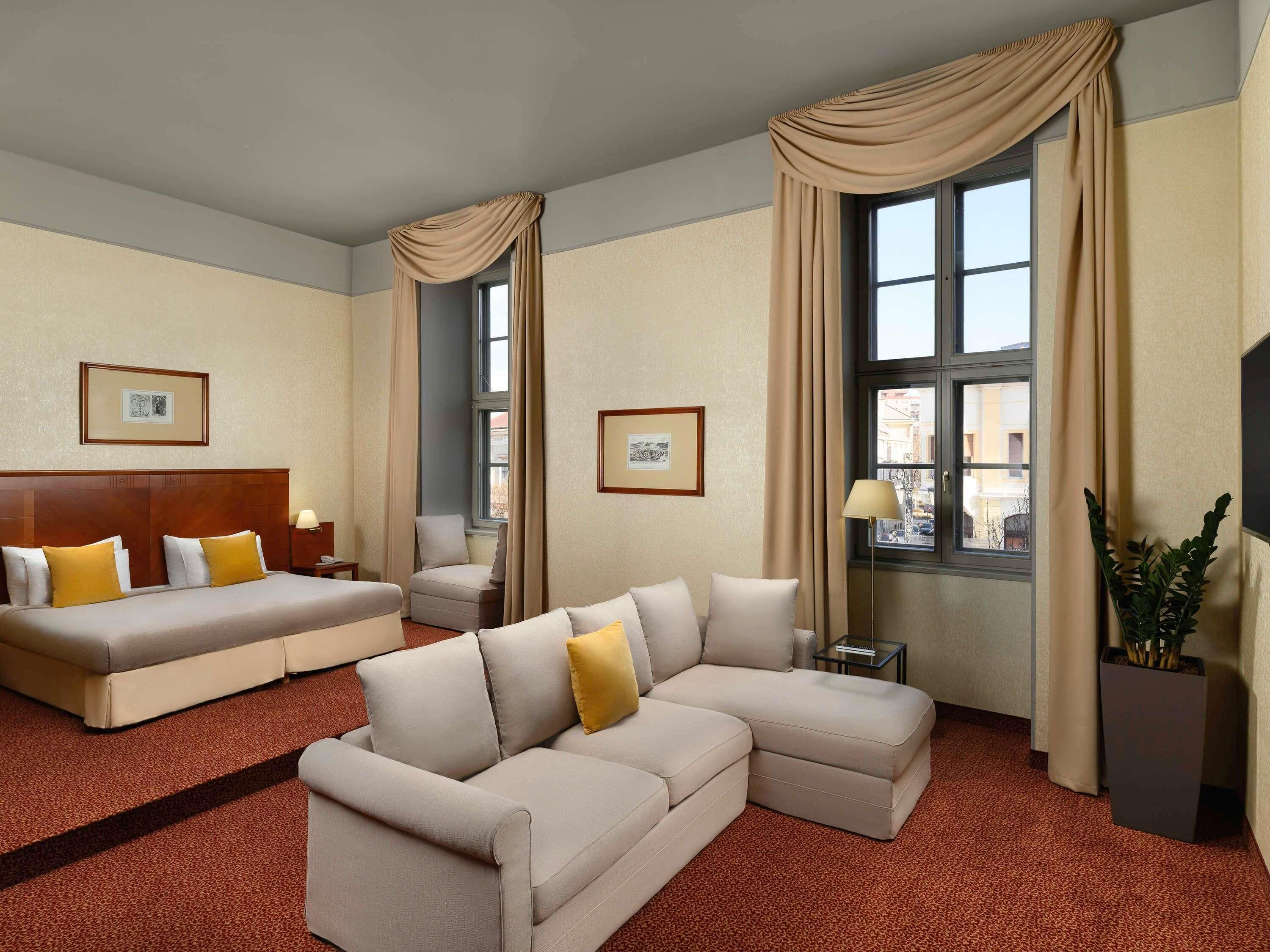 Suite Junior, plusieurs lits | Coffres-forts dans les chambres, bureau