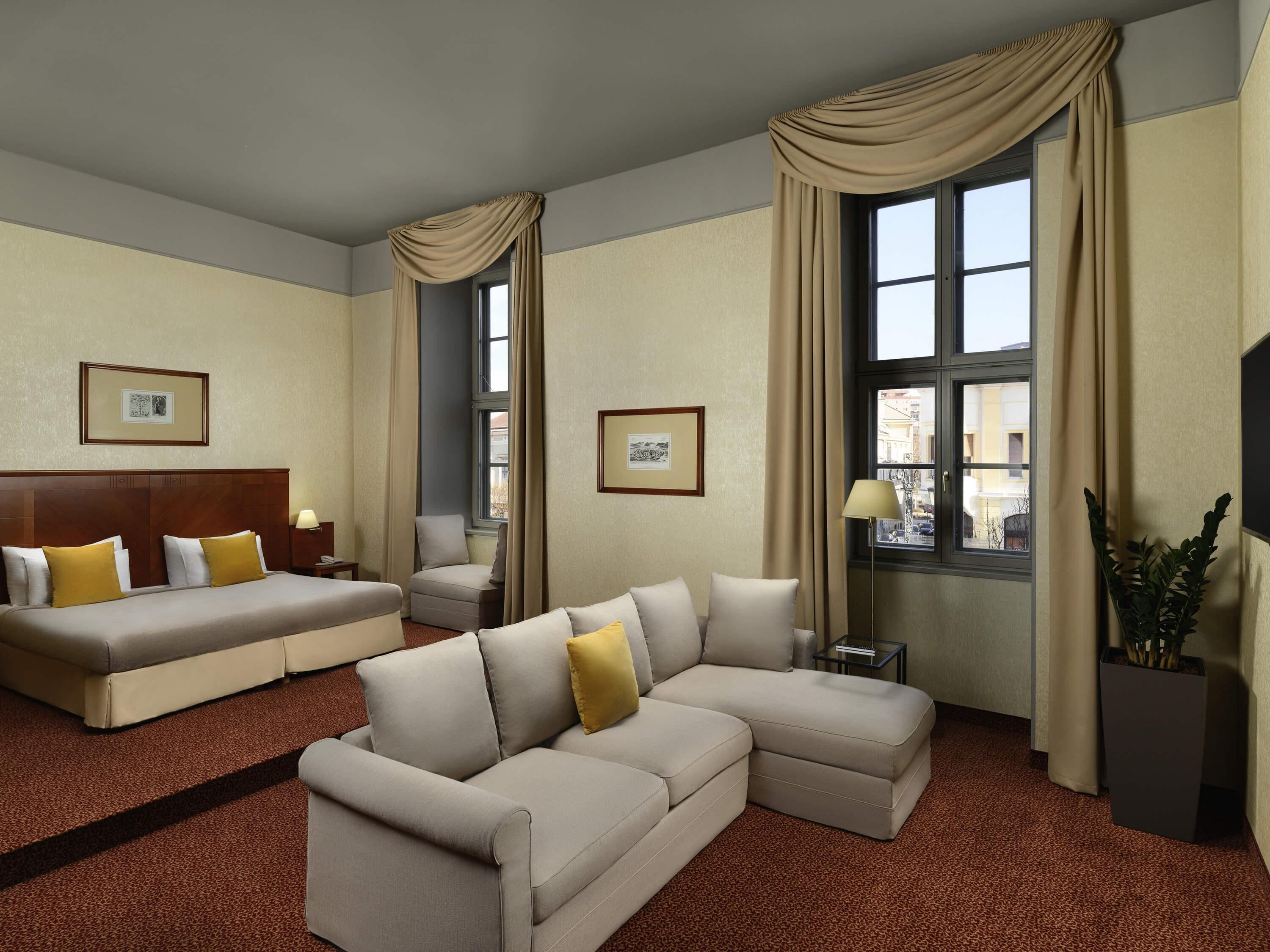 Junior-sviitti, useita sänkyjä | Tallelokero huoneessa, työpöytä