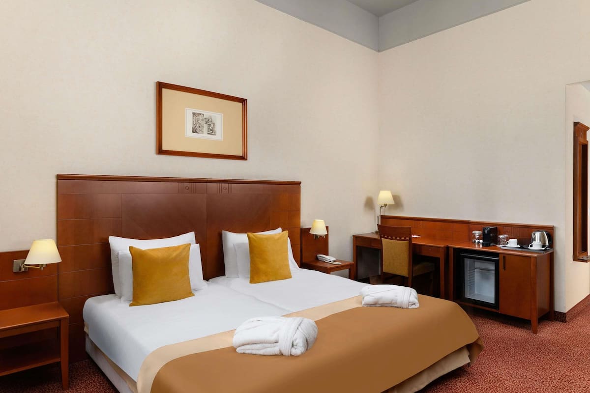 Caja de seguridad en la habitación y escritorio