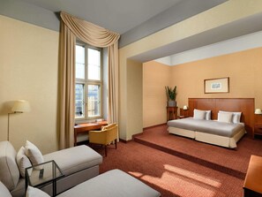 Caja de seguridad en la habitación y escritorio 