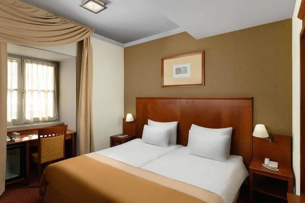 Habitación clásica, 1 cama matrimonial | Caja de seguridad en la habitación y escritorio