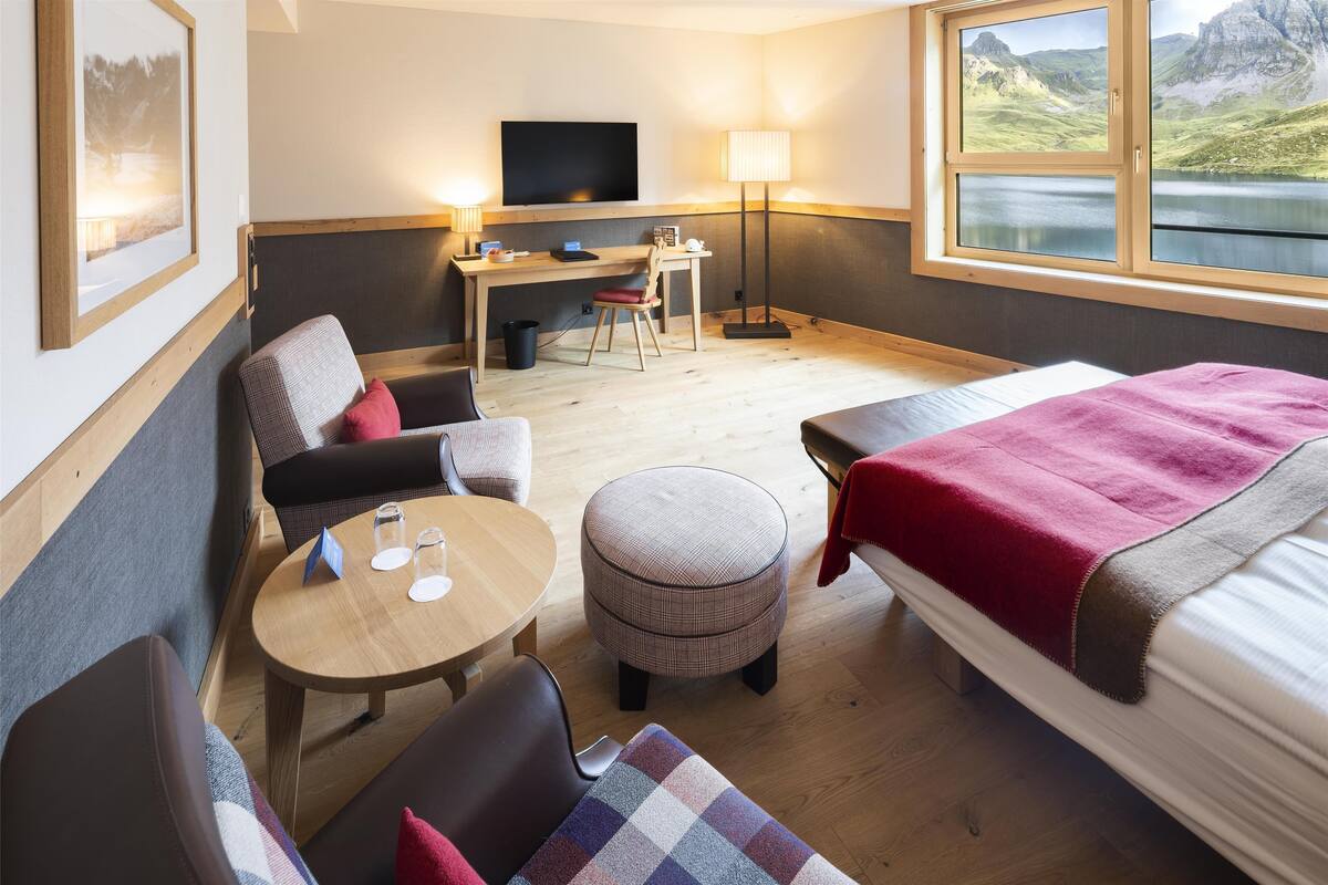 غرفة سوبيريور - منظر للبحيرة (Superior Lake View Room) | أغطية فراش متميزة وألحفة محشوة بالريش وميني بار وخزنة داخل الغرفة