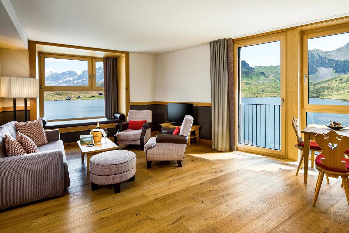 جناح - منظر للبحيرة (Family Lake View Suite) | أغطية فراش متميزة وألحفة محشوة بالريش وميني بار وخزنة داخل الغرفة