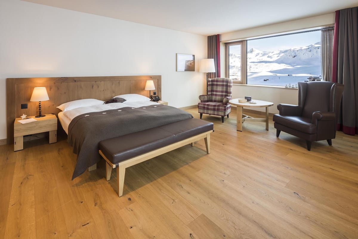 غرفة مزدوجة أو بسريرين منفصلين (Lake View Room) | أغطية فراش متميزة وألحفة محشوة بالريش وميني بار وخزنة داخل الغرفة