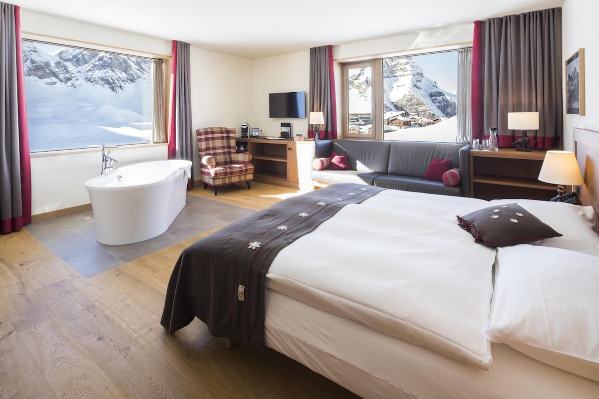 junior suite (junior suite) | premium bedding, down duvets, minibar, in-room safe