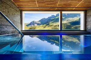 2 piscinas techadas, sillones reclinables de piscina
