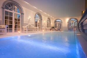 Indoor pool, outdoor pool, sun loungers - Europa-Park Erlebnis-Resort, Hotel Bell Rock (Rust)