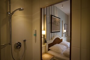 Hypo-allergenic bedding, desk, free WiFi, bed sheets - Europa-Park Erlebnis-Resort, Hotel Bell Rock (Rust)