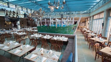 3 restaurants, dinner, brunch served; international cuisine