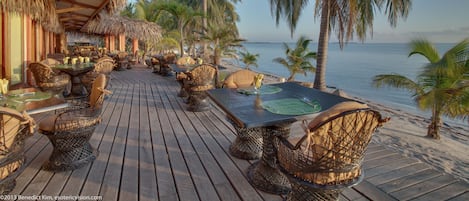 2 nhà hàng, phục vụ bữa sáng, bữa trưa, món ăn mang phong cách quốc tế