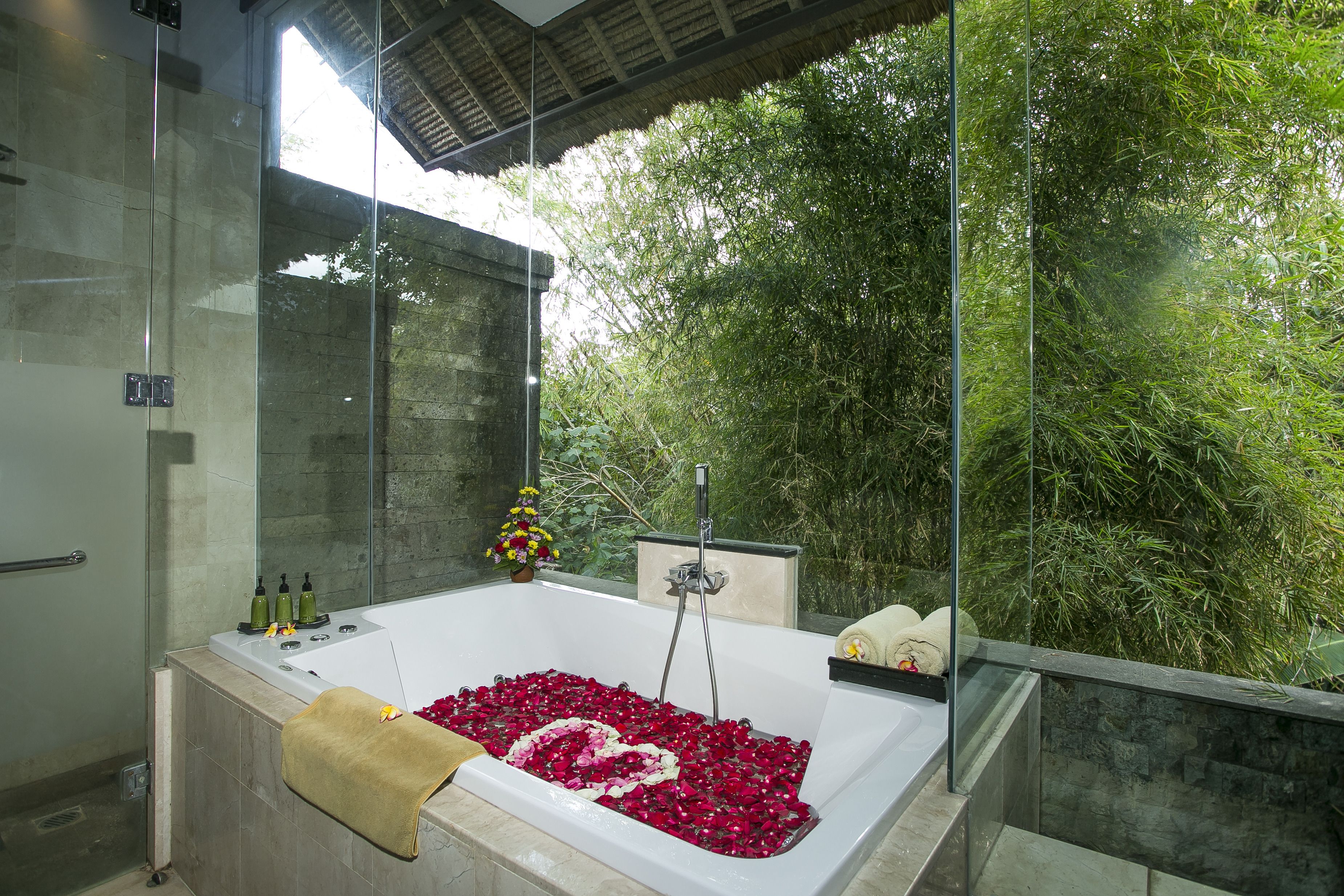 Couples treatment rooms, hot tub, body treatments, hydrotherapy
