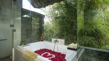 Couples treatment rooms, hot tub, body treatments, hydrotherapy