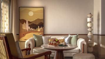 Ylelliset vuodevaatteet, tallelokero huoneessa, työpöytä, pimennysverhot