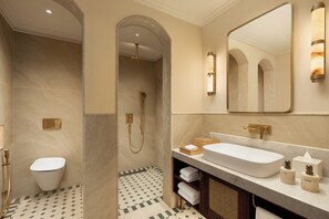Superior-Zimmer | Badezimmer | Kostenlose Toilettenartikel, Haartrockner, Hausschuhe, Handtücher
