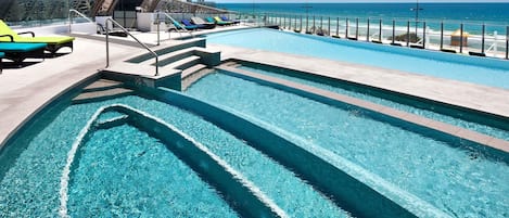 Una piscina techada, una piscina al aire libre