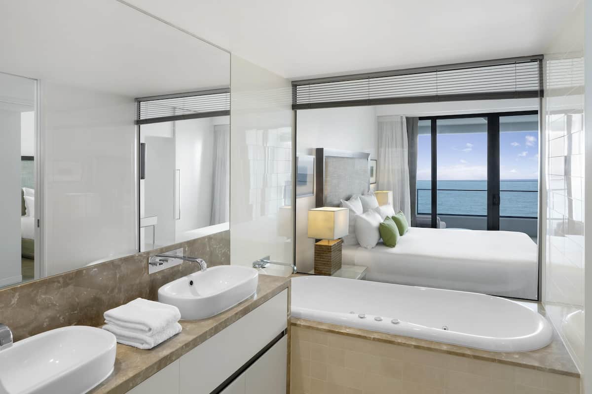 Minibaari, tallelokero huoneessa, silitysrauta/-lauta, vauvansängyt