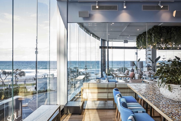 Serviço de almoço e jantar; culinária mediterrânea, vistas para o mar