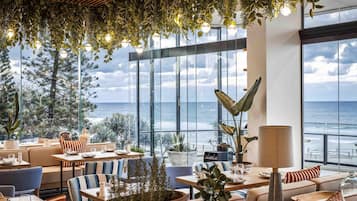 Se sirven comidas, cenas y cocina mediterránea con vista al mar